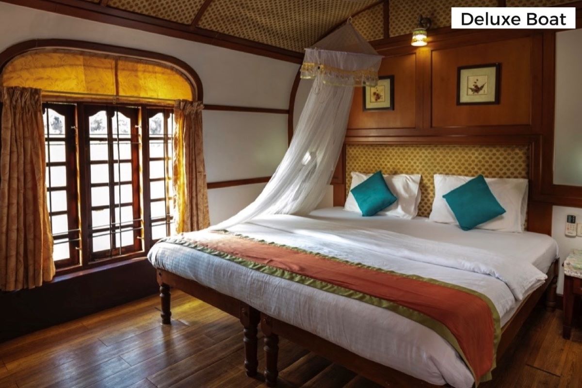 Lakes & Lagoons Houseboat